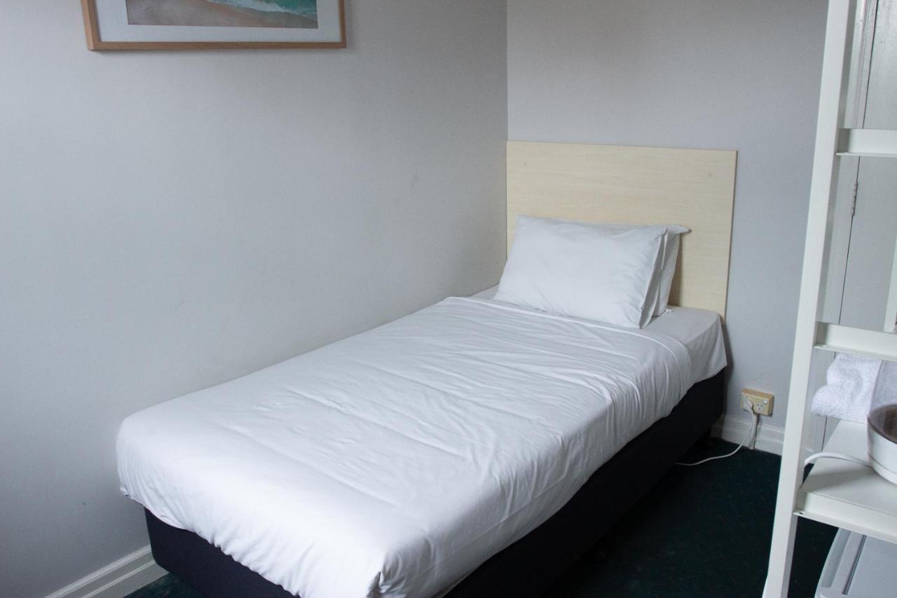Budget Single Room with Shared Bathroom,1039444153:JPEG