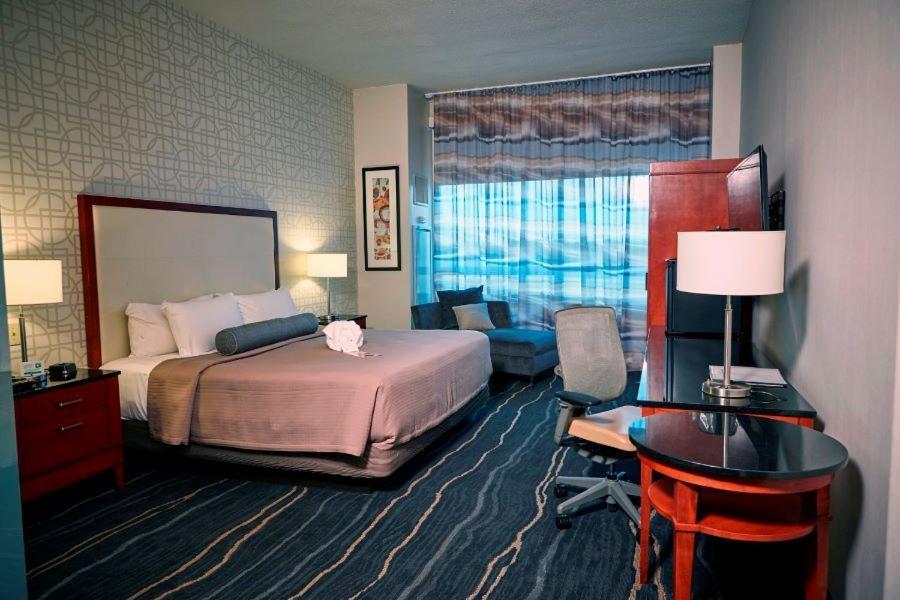 Quarto com Cama King-size e Vista do Lago