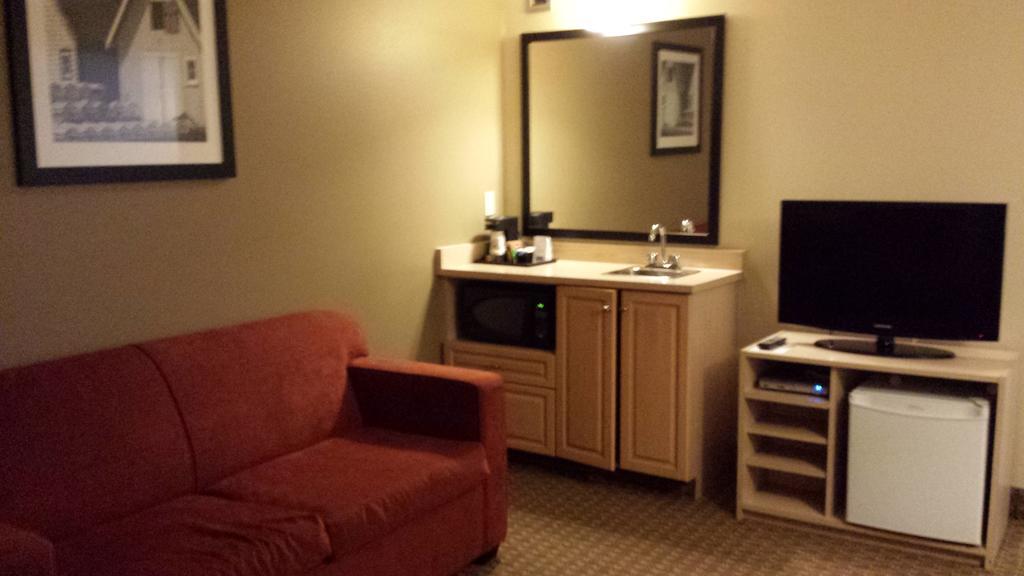 One-Bedroom Suite Two Queen Beds First Floor or Non-Smoking,642376077:JPEG