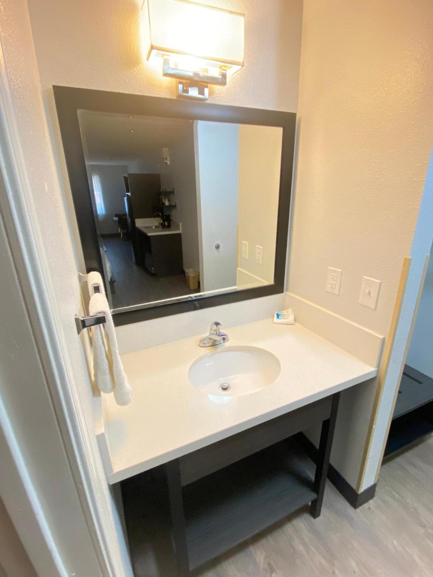 Queen Room with Two Queen Beds - Non-Smoking,1139903482:JPEG