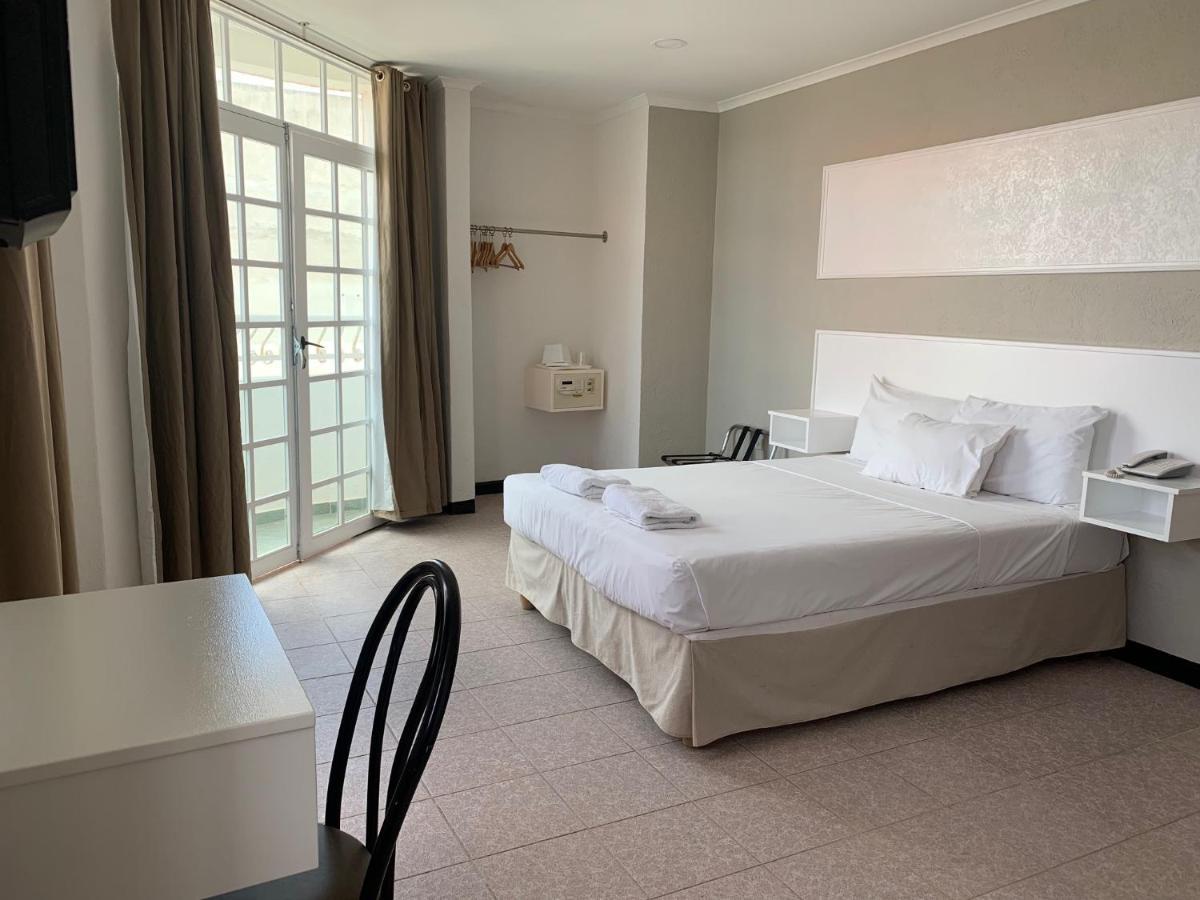 Quarto com Cama Queen-Size e Varanda