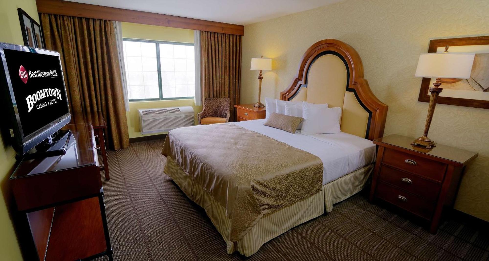 King Room with Balcony - Non-Smoking