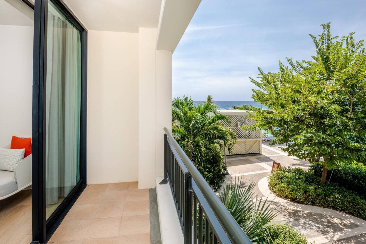 Quarto com Cama King-size e Vista Parcial do Mar