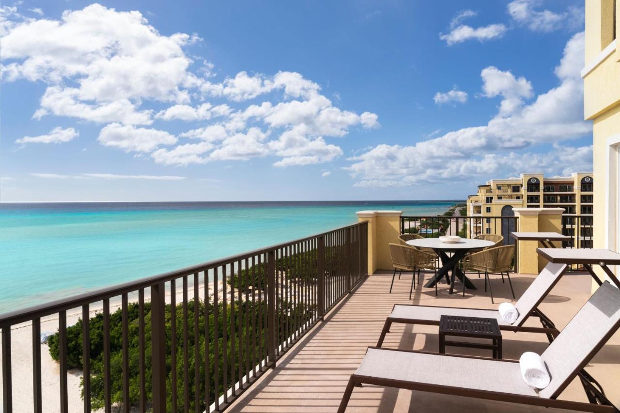 Deluxe Suite Club Lounge Access