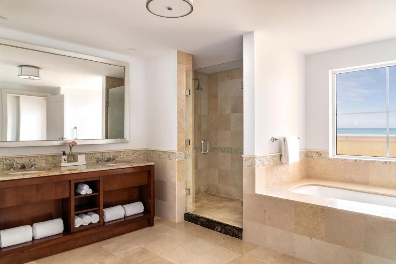 Deluxe Suite Club Lounge Access