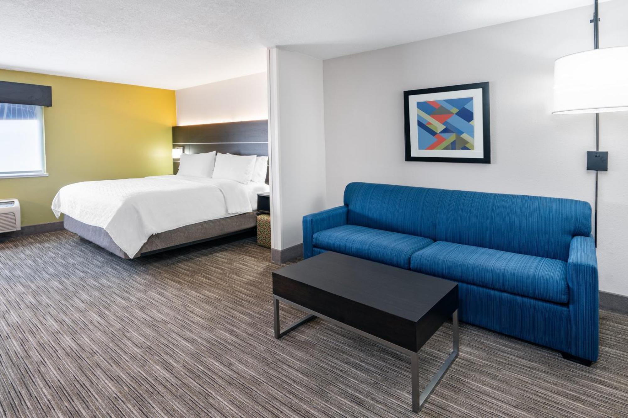 King Suite with Sofa Bed - Hearing Accessible