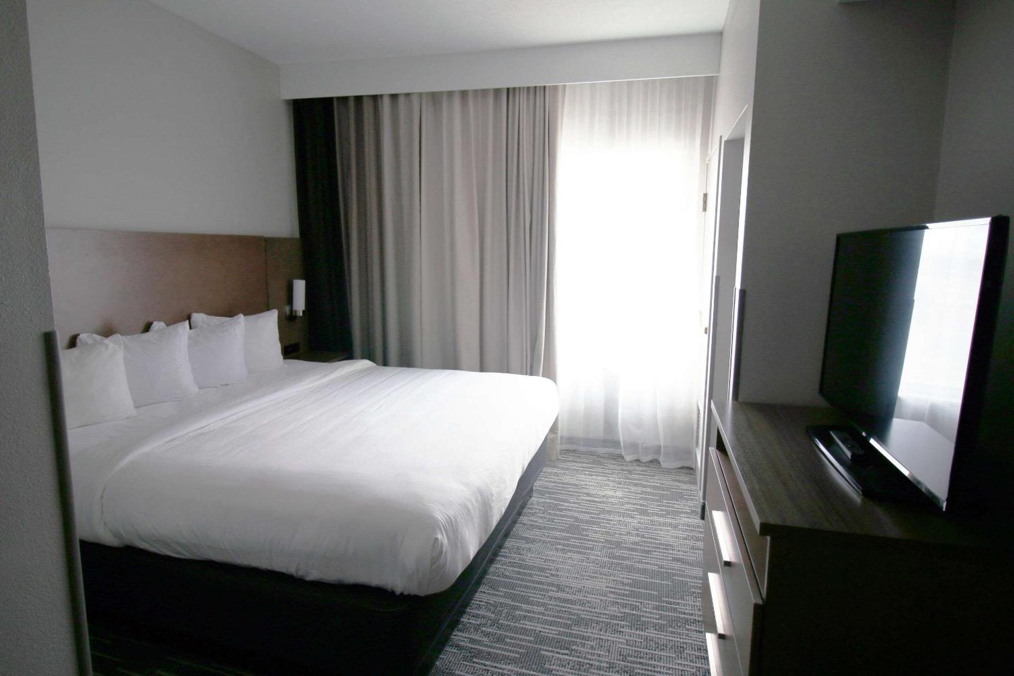 One-Bedroom King Suite - Non-Smoking
