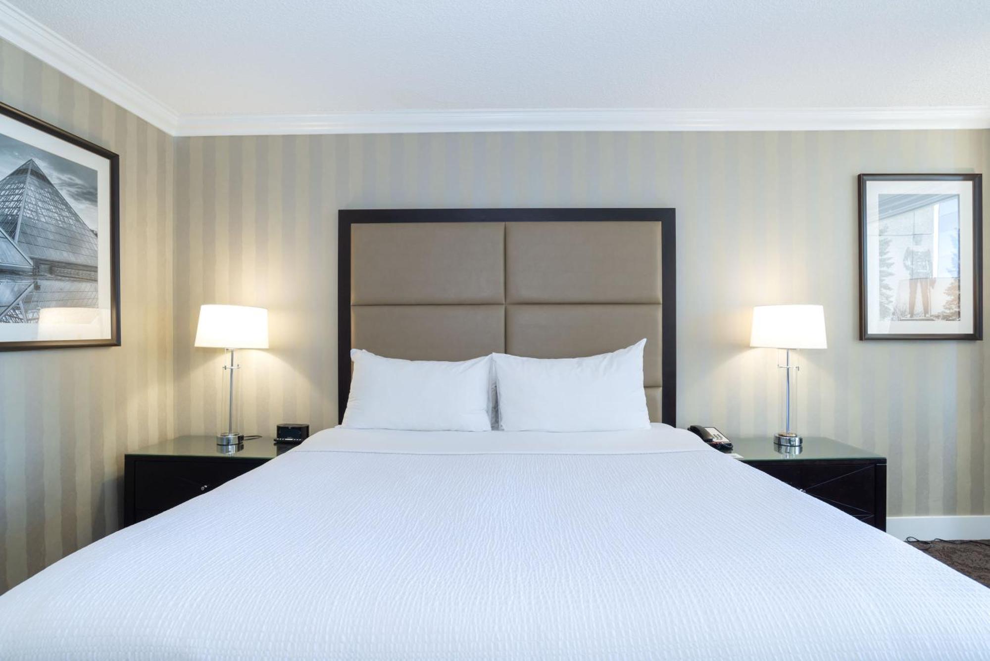 Premium Room 1 King Bed Top Floors,1526261746:JPEG