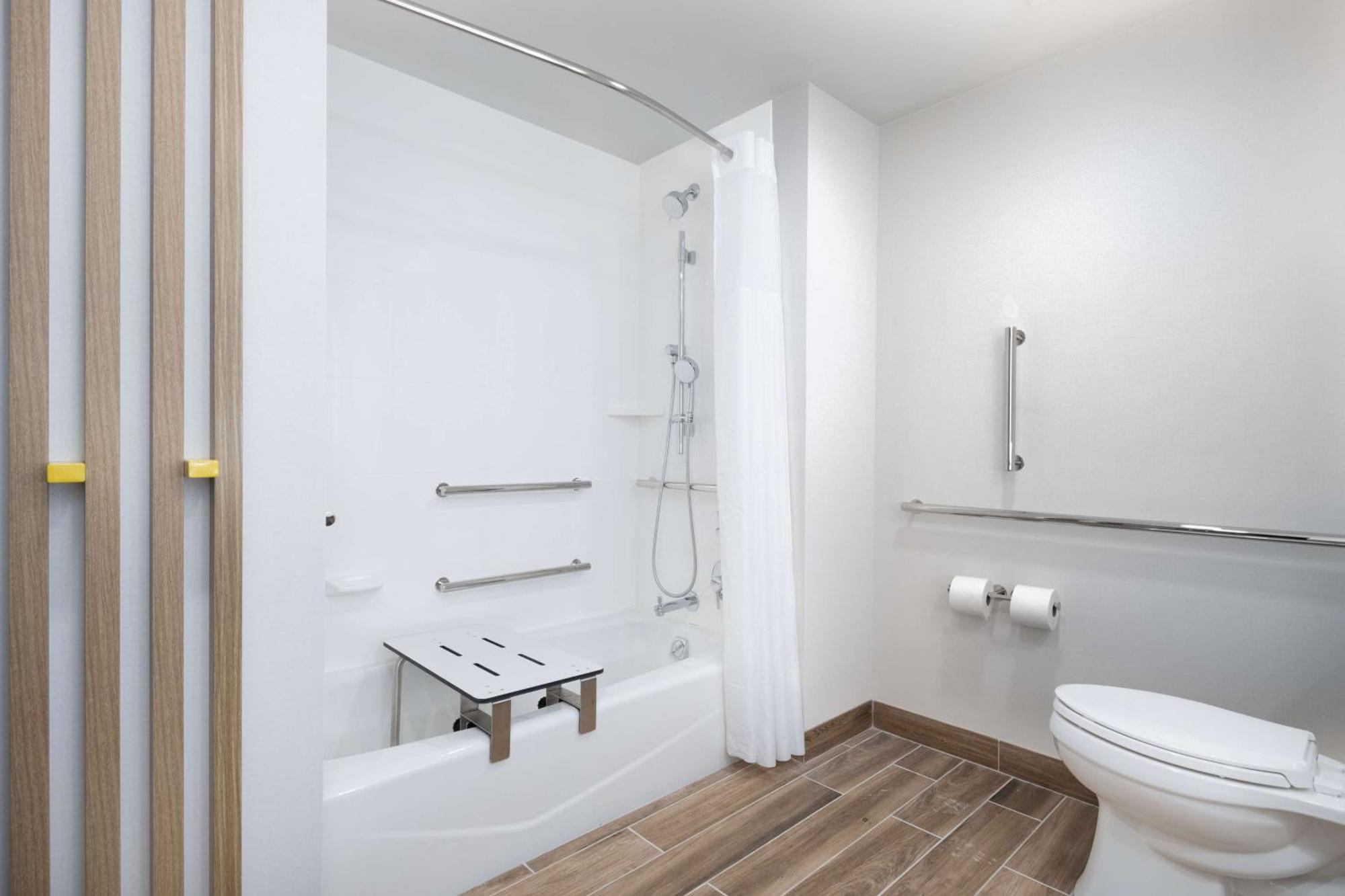Queen Room Bath Tub Mobility Access or Non-Smoking