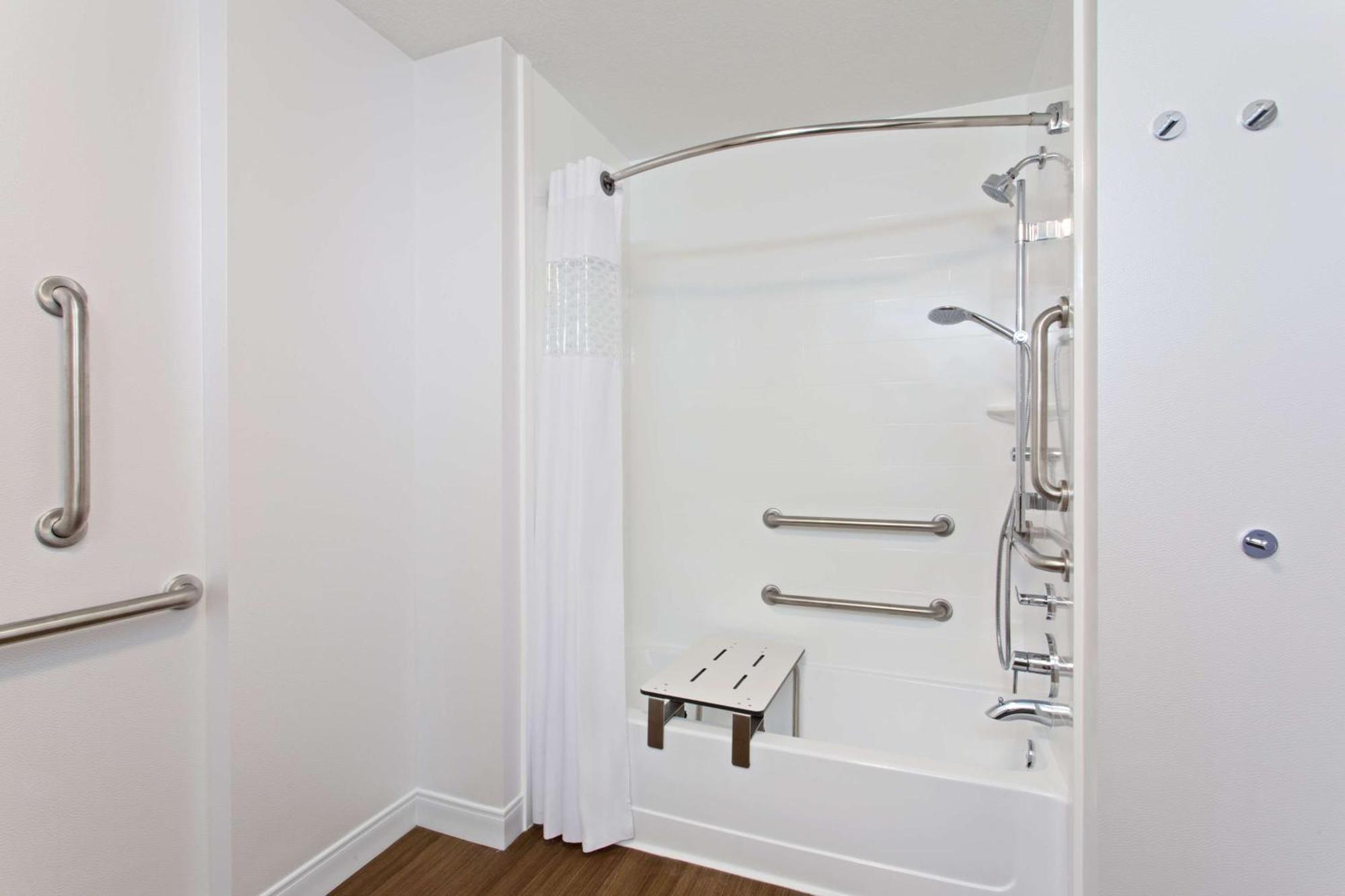 Queen Room with Two Queen Beds - Mobility Access/Non-Smoking,1557412348:JPEG