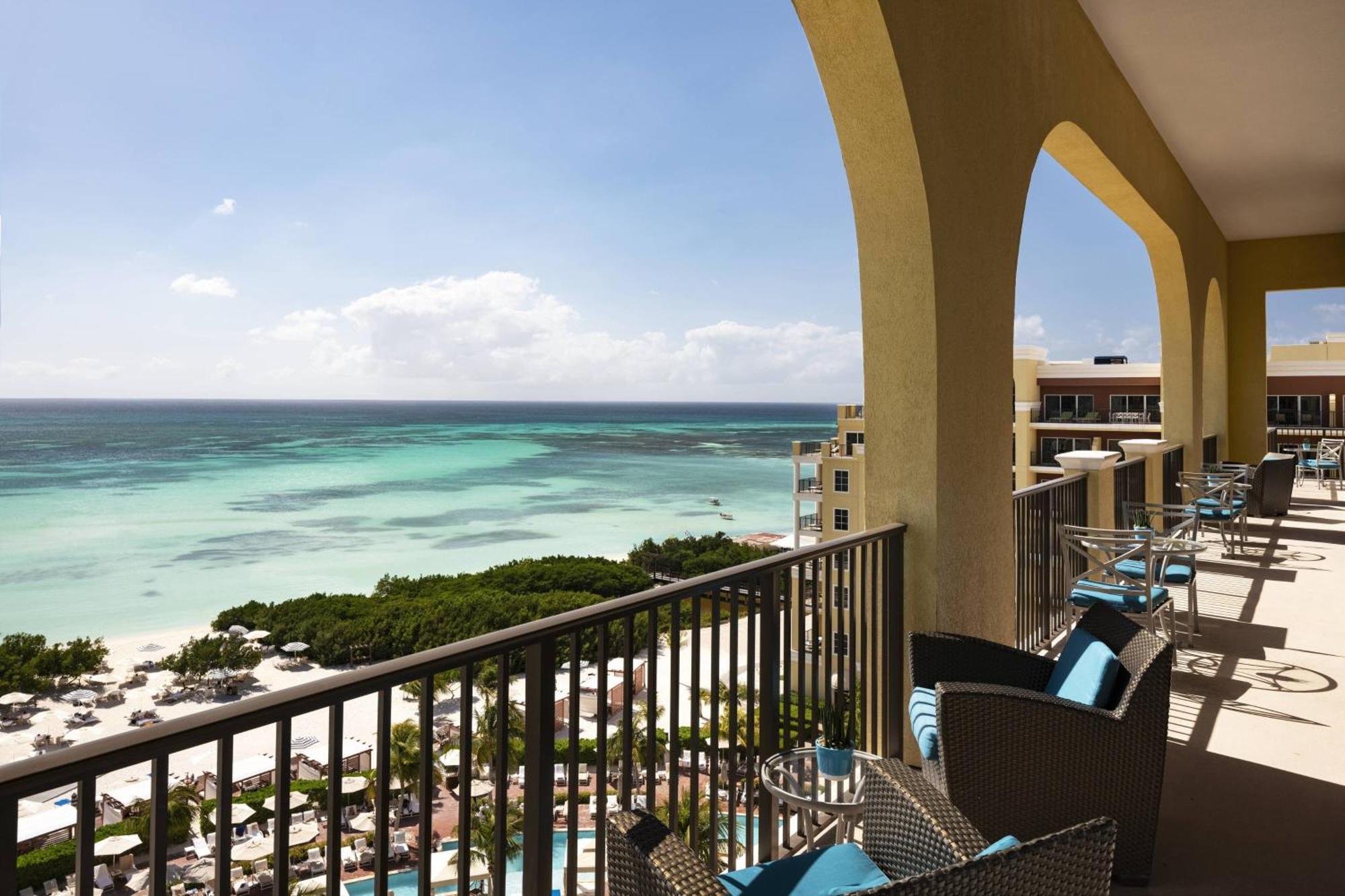 Deluxe Suite Club Lounge Access