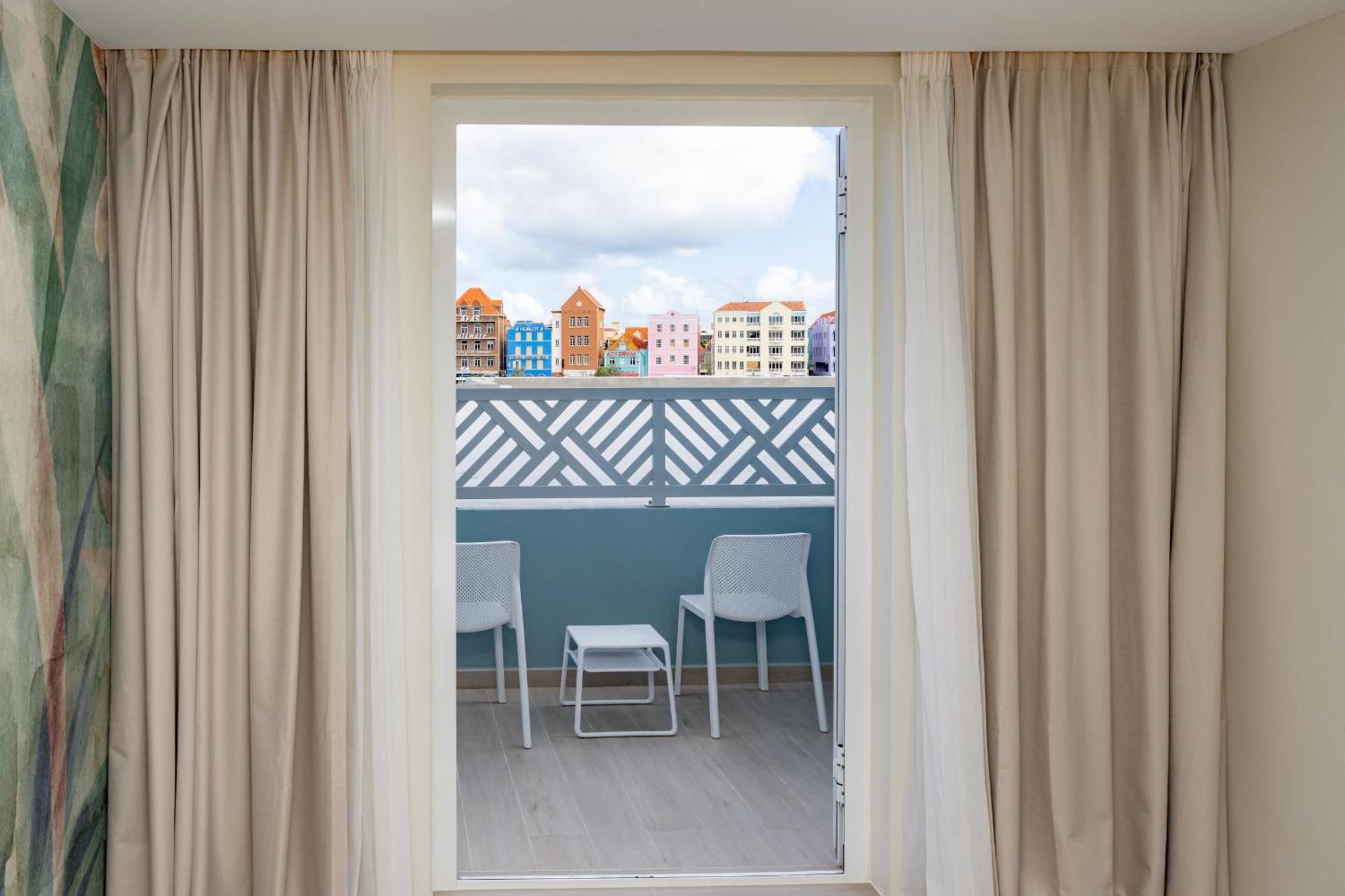 Harbor View King Room Balcony