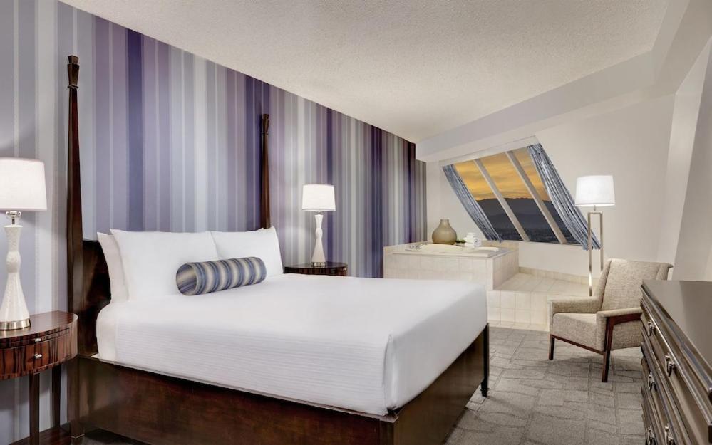 Suite Pyramid Esquinera con cama extragrande + Suite Pyramid Esquinera con 2 camas grandes