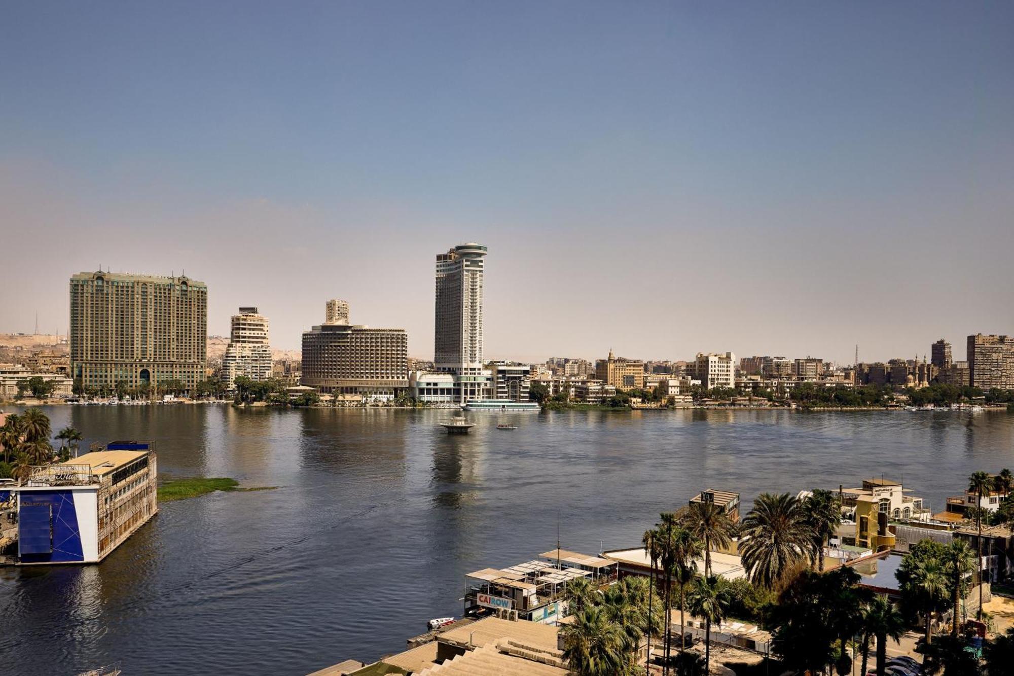 Sheraton Suite, Club lounge access, 1 King, Pool & City view