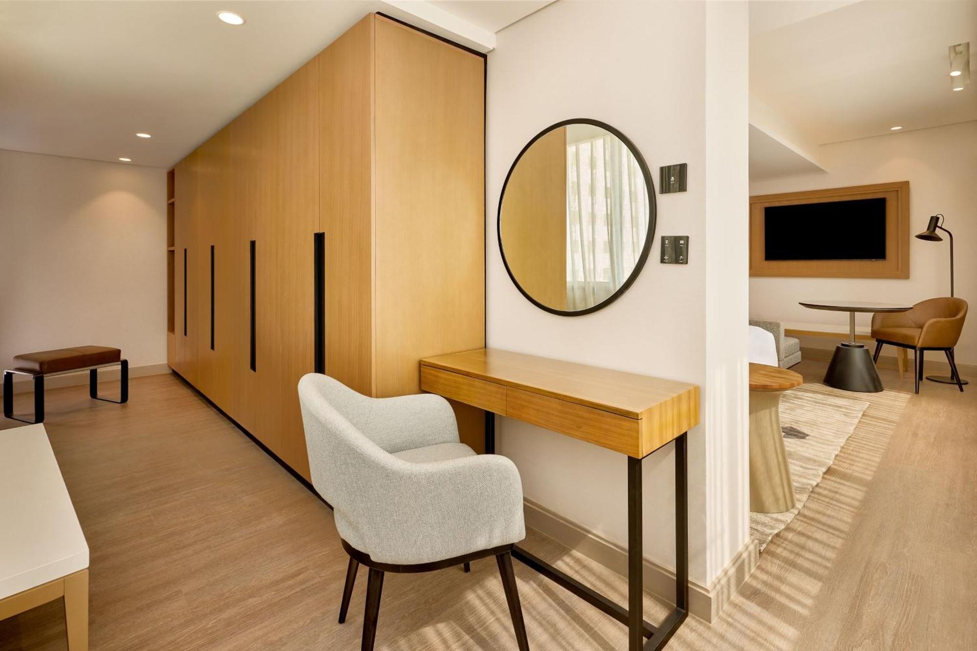 2 Bedroom Family Suite Club lounge access Bedroom 1 1 King Bedroom 2 2 Double River view Balcony