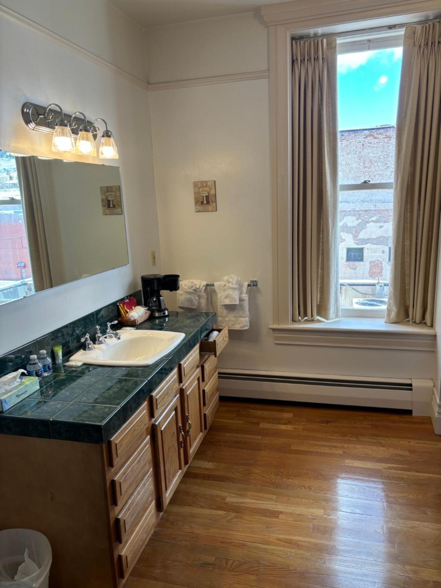 Deluxe King Suite