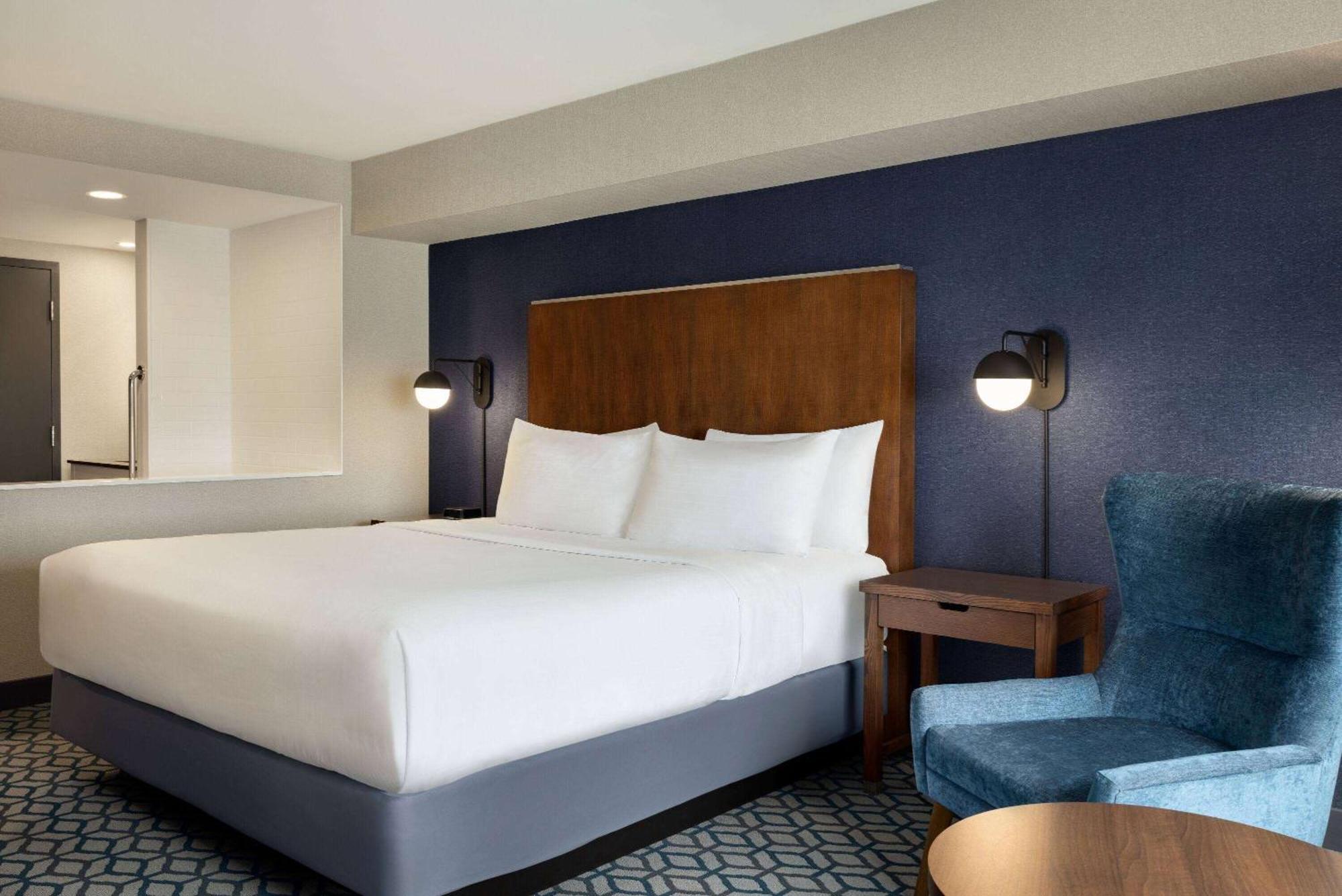 Deluxe 1 King Bed City View Non-Smoking