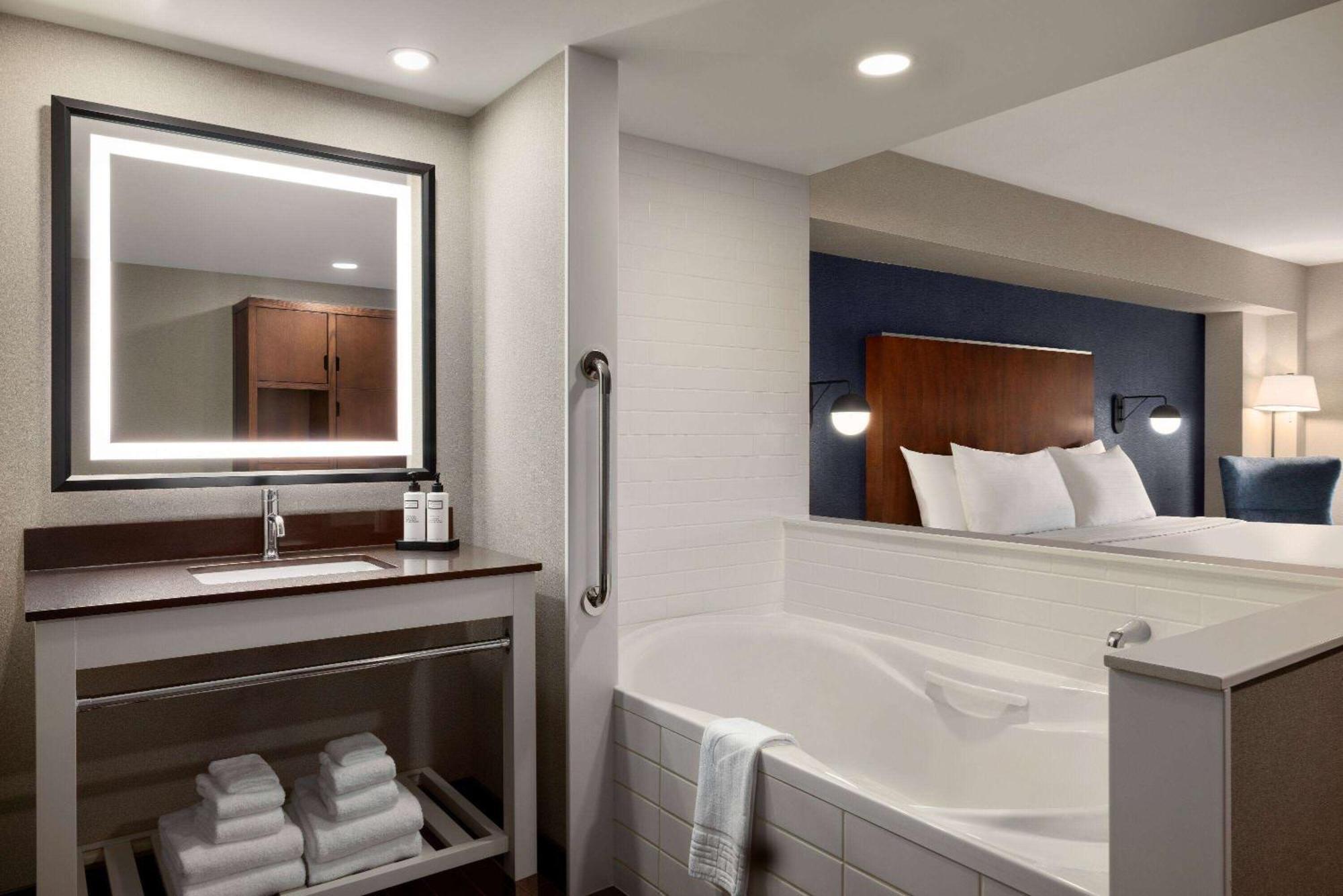Deluxe 1 King Bed City View Non-Smoking