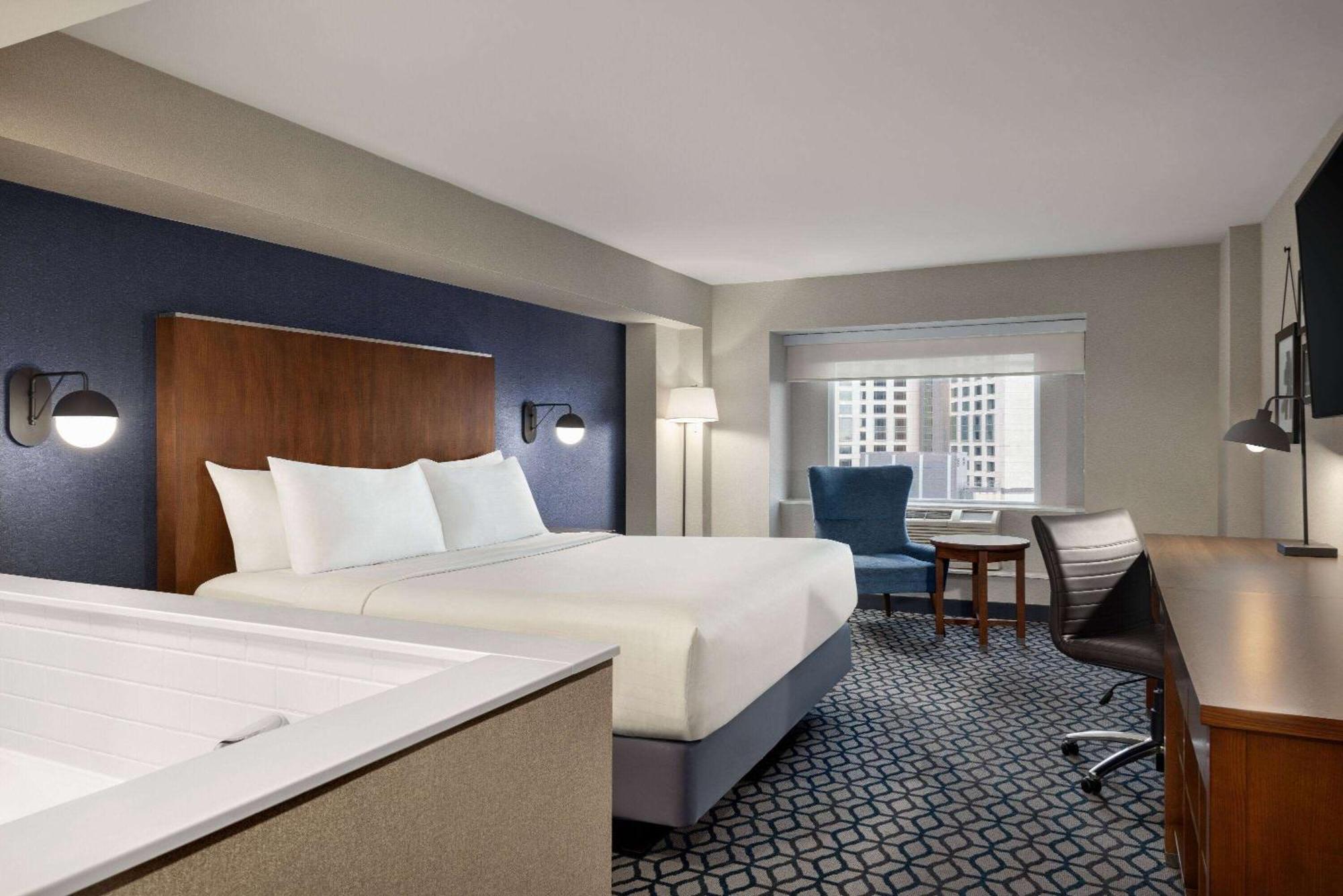 Deluxe 1 King Bed City View Non-Smoking
