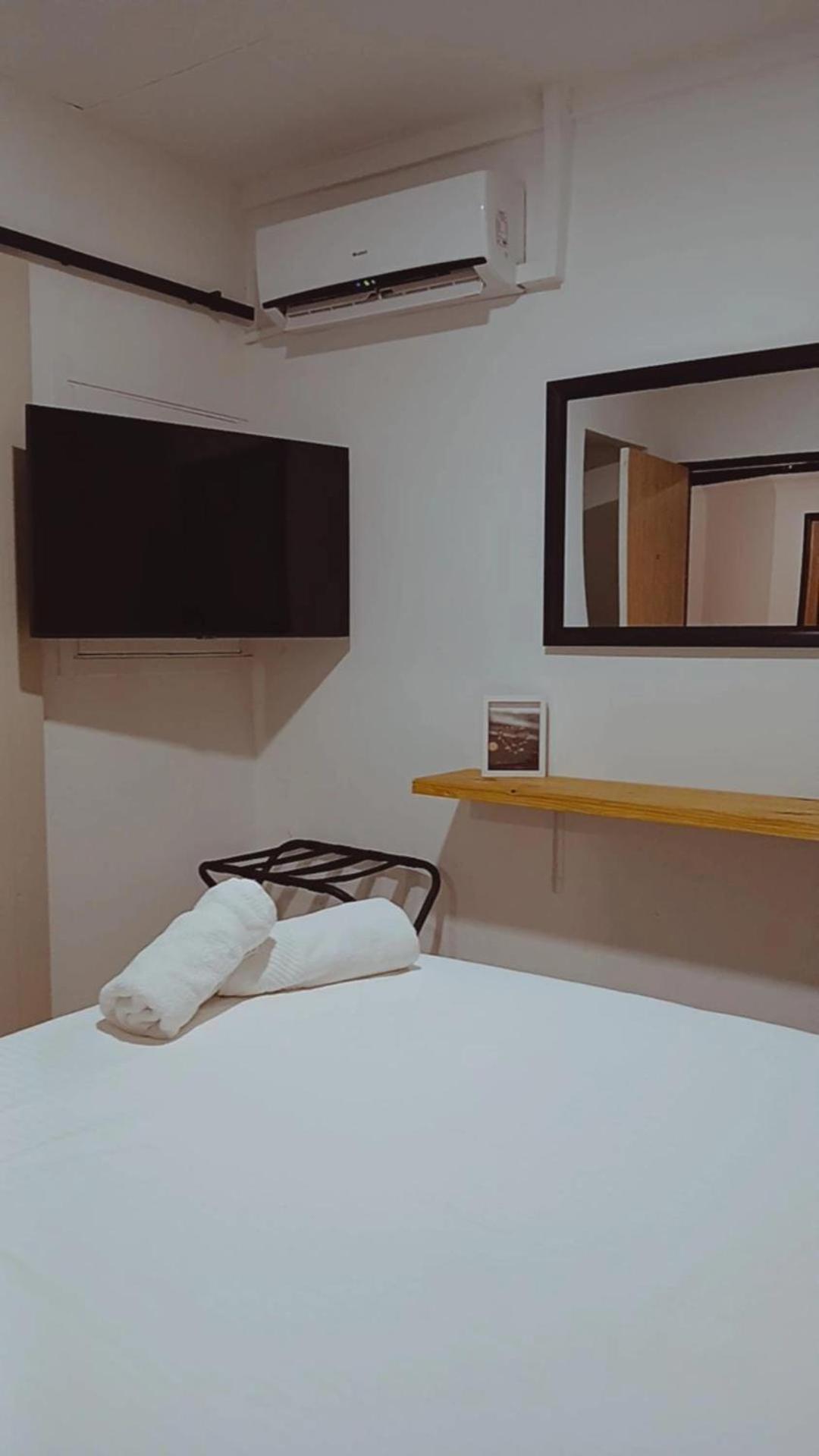 Budget Queen Room without Window