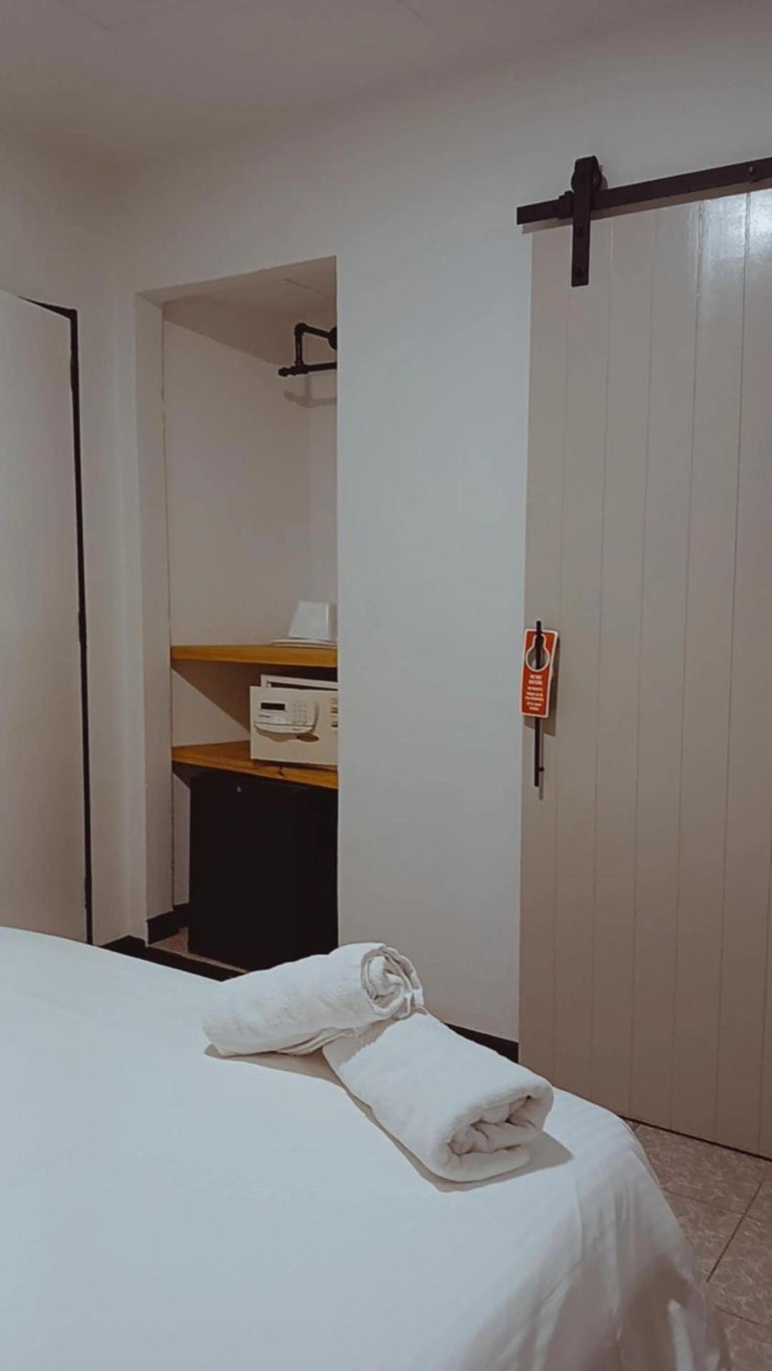 Budget Queen Room without Window
