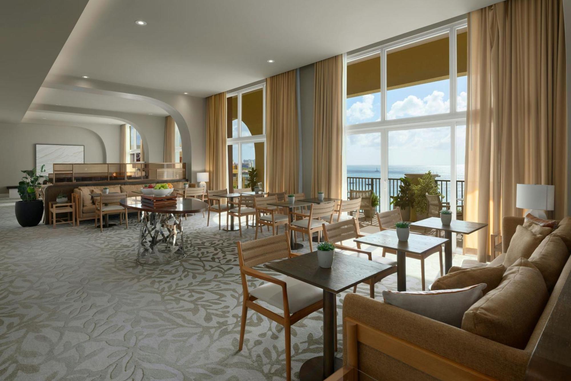 Deluxe Suite Club Lounge Access