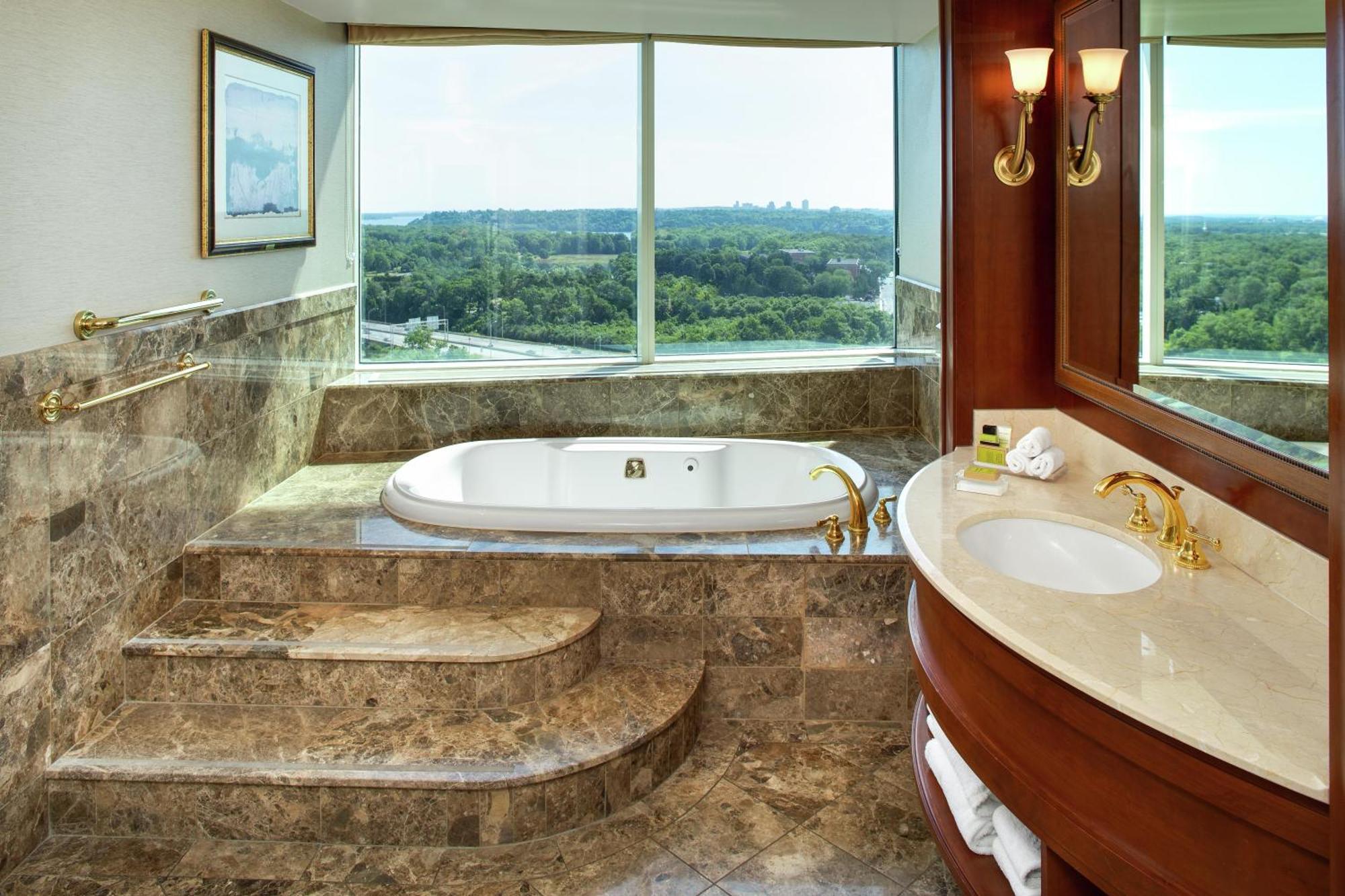 King Suite Whirlpool,1758304302:JPEG