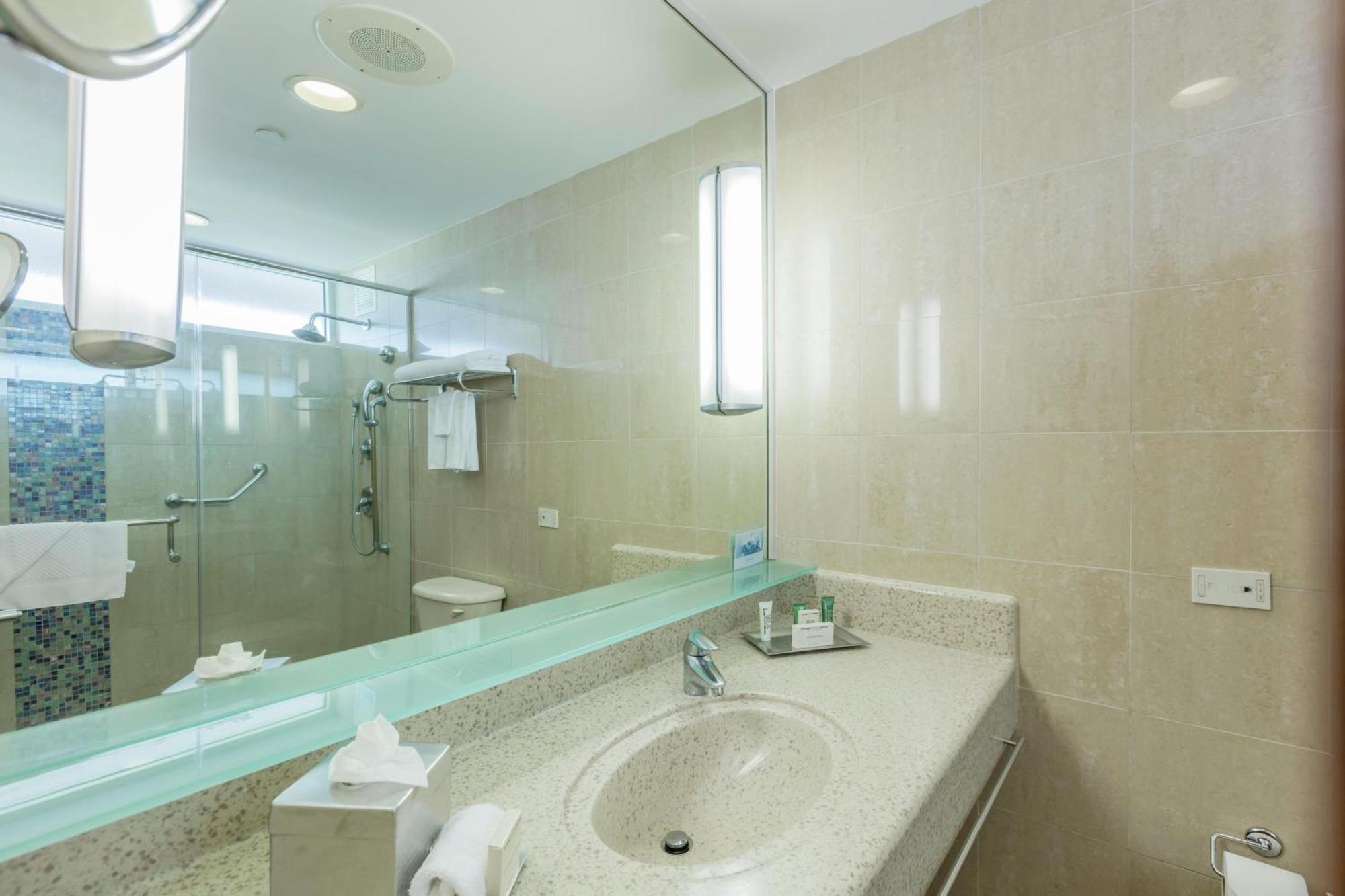Habitación Deluxe con vistas al mar y acceso al patio - 1 cama extragrande
