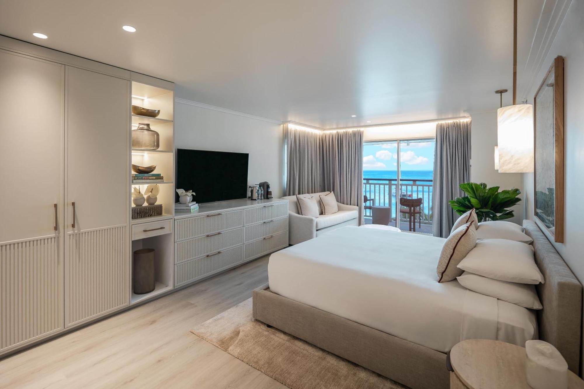 Deluxe King Room with Balcony and Partial Ocean View