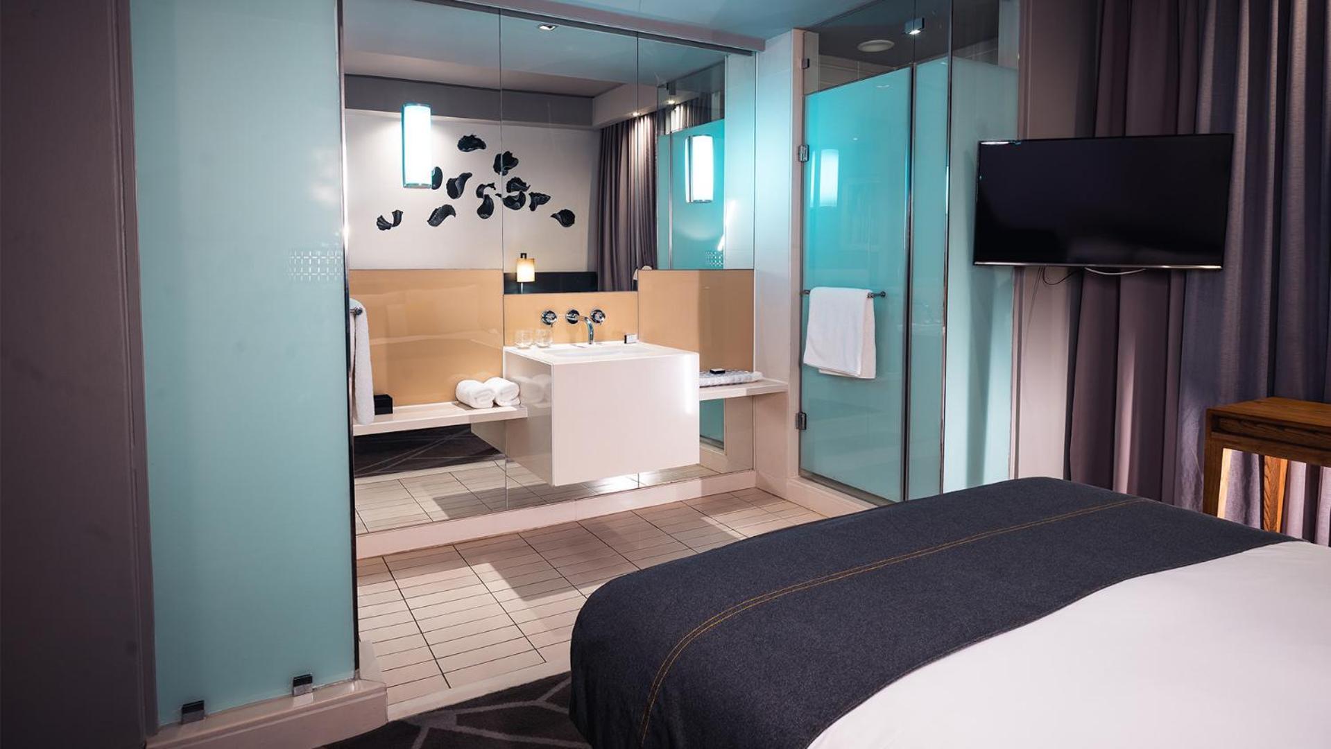 Contemporary Open plan Room One queen Bed Nonsmoking