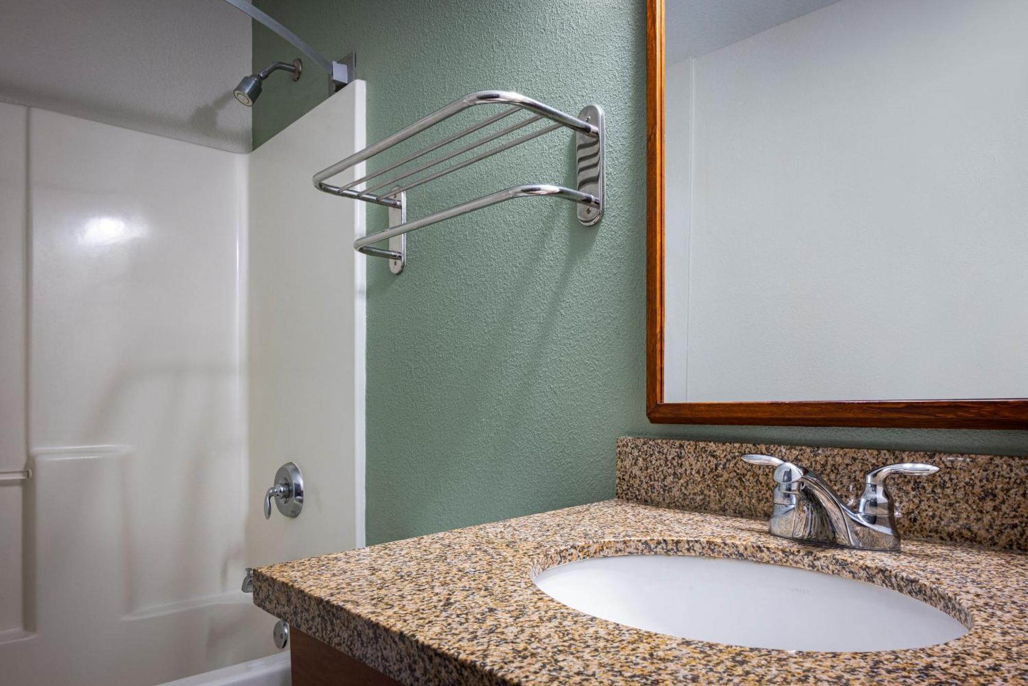 Luxury Room 2 Queens Non- Smoking Newly Renovated