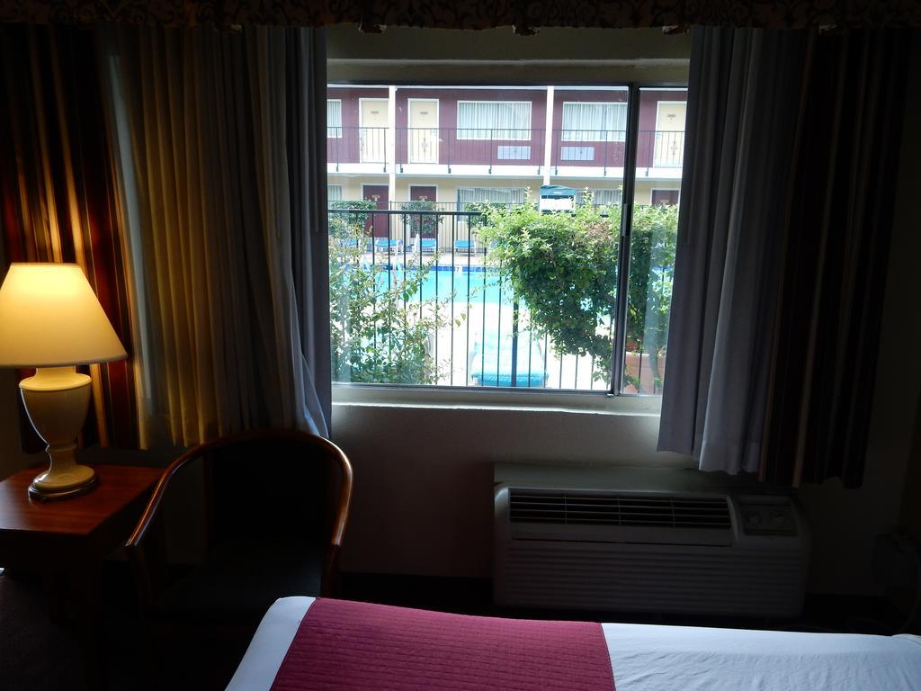 Queen Room Two Queen Beds Pool View,1275484960:JPEG