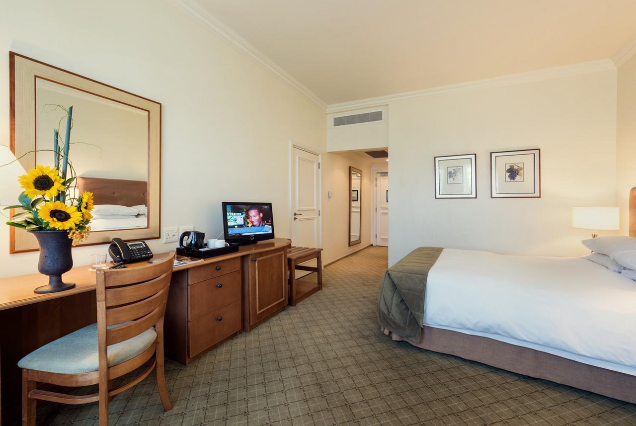 Kamer met Kingsize Bed en Uitzicht op het Zwembad