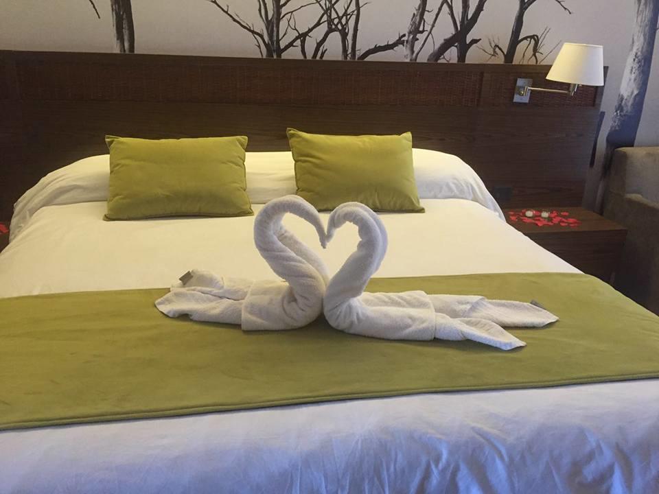 Habitación con cama extragrande y vistas al mar