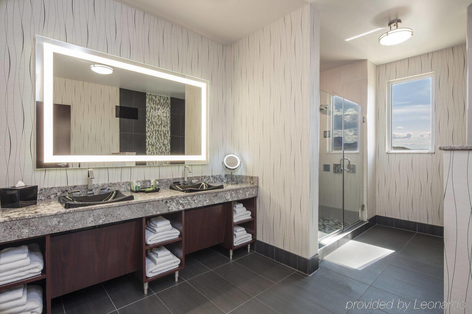 Deluxe King Suite