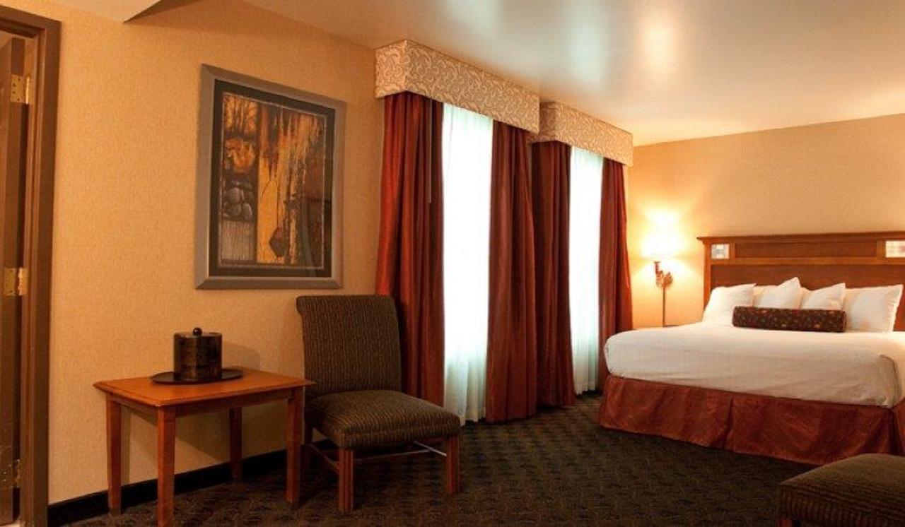 Deluxe Queen Room - Non-Smoking