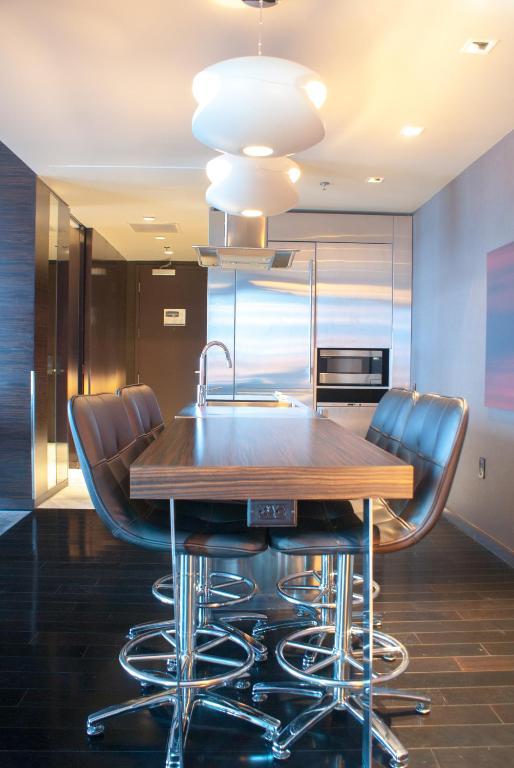 One Bedroom Suite Strip View,65578474:JPEG