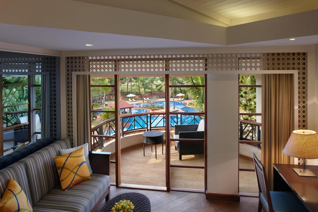 Deluxe Pool View Room Twin Bed