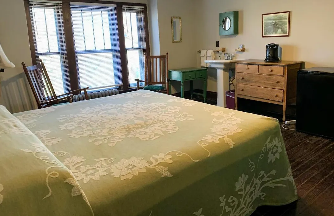 Lakeside Inn-1